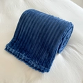 Coperta spessa in finta pelliccia blu navy con bordi a pompon e trama a righe - Costine Blu Reale