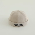Vue détaillée du bonnet docker en velours côtelé beige pour enfants avec broderie BOSTON - Blanc Cassé