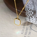 Collar octogonal bañado en oro de 18K con colgante de nácar blanco de concha natural - Dorado