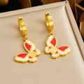 Détail de créoles dorées avec pendentifs papillon en émail rouge et blanc sur boîte à bijoux - Boucles d'Oreilles Créoles Pendentif Papillon (E6254) / Or
