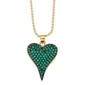 Detalle de colgante de corazón dorado con circonitas verdes en una cadena de bolas - Verde