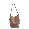 Sac seau minimaliste en daim marron avec bandoulière en cuir noir sur fond blanc - Gris