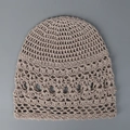 Handgestrickte beige Leinen-Beanie mit filigranem Lochmuster im süßen Mori-Stil - M (56-58cm) / Grau