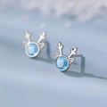 Orecchini a perno in argento a forma di renna con gemma azzurra e dettagli lucidi - Oro bianco