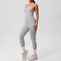 Détail de l'ensemble de yoga gris clair avec débardeur et legging taille haute à poche latérale - Gris Givré