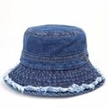 Chapeau bob en denim bleu avec bords effilochés et bouton en métal rétro - M(56-58cm) / Bleu foncé