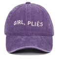 Détail de la broderie GIRL PLIÉS sur une casquette en coton violet délavé - Taille unique / Violet
