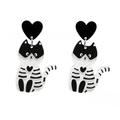 Détail des boucles d'oreilles chat en acrylique avec clou cœur noir et rayures - Chat Rayé