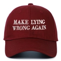 Dettaglio del ricamo bianco 'MAKE LYING WRONG AGAIN' su un cappellino di cotone bordeaux - Borgogna
