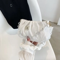 Weiße geraffte Wolkentasche mit Jacquard-Struktur und eleganter silberner Blumenkette - Weiß