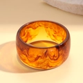 Detailopname van doorschijnende barnsteen hars armband met artistieke marmeren textuur - Platte Brede Stijl / koffiekleur