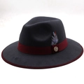 Détail d'un chapeau en laine gris foncé avec ruban bordeaux, plume et badge en métal - Gris Foncé avec Bordure