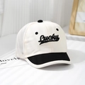 Dettaglio del ricamo Lucky sul berretto da baseball traspirante per neonati con visiera nera - 50cm / Bianco