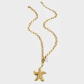 Collar de cadena de clip dorado con dije de estrella de mar y perla sobre fondo blanco - Collar de Estrella de Mar y Perla Dorado
