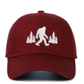 Vintage bordeauxrote Baumwoll-Baseballkappe mit weißer Bigfoot- und Pinien-Stickerei - Verstellbar / Burgunderrot