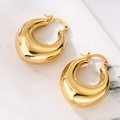 Detalle macro de pendientes de gota gruesos bañados en oro de 18K sobre fondo mármol - Aro de Gota Grueso (43438) / Dorado