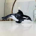 Detalle de pinza para el cabello en forma de orca con textura de acetato marmolado - Ballena Melancólica/Orca Blanco y Negro / Aproximadamente 7-12 cm