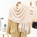 Sciarpa spessa in cashmere beige con frange drappeggiata su cappotto cammello - 300 G Di Sfoglia Di Agnello - Bianco Sporco / 200*70cm