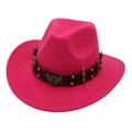 Détail du chapeau de cowboy en feutre rose avec bande en cuir, clous dorés et badge aigle - Rose Rouge (Décoration de Balle)
