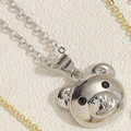 Dettaglio della collana con ciondolo a forma di orsetto d'argento lucido con catena a serpente - Orso / Argento