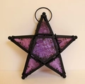 Detalle de farol marroquí de estrella con vidrio violeta texturizado y marco de metal negro - Morado