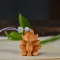 Anhänger aus Thuja-Holz in Form eines neunschwänzigen Fuchses mit lila Kordel und Perle - Neunschwänziger Fuchs Handy-Anhänger