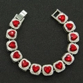 Detail von Silberarmband mit roten Herzsteinen und Kristallpavé auf schwarzem Hintergrund - 8 Zoll / Silber (Roter Stein)