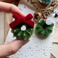 Miniature green Christmas wreath brooch with a red velvet bow and golden bead accents - Small Thick Wreath Fridge Magnet / Approx 3.5cm
