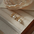 Barock-Perlenohrringe in C-Form mit goldenen Tropfendetails im französischen Stil - Goldene Teardrop-Perlenohrstecker