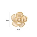Spilla minimalista a fiore con opale giallo e base in lega dorata, misura 3cm x 3cm - Camelia (XX0175)