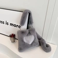 Borsa in peluche grigia con dettaglio cuore bianco e morbida tracolla in ecopelliccia - Grigio
