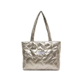 Bolso tote acolchado oro champán con asas dobles y etiqueta de diseño moderno - Champán
