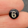 Perla tonda nera in conchiglia con numero sei dorato per creazione gioielli - Numero 6 / Nero