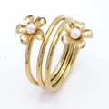 Dreilagiger goldener Spiralring mit filigranen Blumenakzenten und weißen Perlen - US 7 / Spiral Doppel Blumen Perle Stil (KR113070-SP)