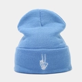 Détail du bonnet en tricot bleu ciel avec broderie main de squelette blanche de qualité - Rose bonbon