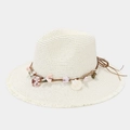 Detalle de un sombrero de paja con adornos de conchas y borde con flecos de playa - Talla única / Marfil