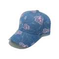 Dettaglio di un cappellino in denim blu con ricami floreali 3D rosa e bordi sfilacciati - M(56-58cm) / Blu