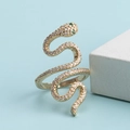Dettaglio anello a serpente dorato con zirconi bianchi e piccoli cristalli verdi - Anello Aperto Serpente / Oro
