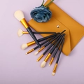 12-teiliges Pinselset mit schwarzen Griffen und gelber Ledertasche auf violettem Grund - Xingdong Serie 12-teiliges Set + Tasche