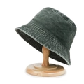 Cappello a secchiello vintage in cotone lavato verde scuro su supporto di legno - M (56-58cm) / Denim Lavato Verde