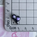 Vista macro di ciondoli a cuore neri e viola su un righello di misurazione in centimetri - 02*Nero Viola Doppio Palloncino Mini