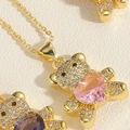 Dettaglio del ciondolo a forma di orsetto con zirconi micro-pave e cristallo a cuore - Rosa