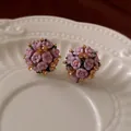 Orecchini a fiori viola fatti a mano con cristalli champagne e dettagli in perle dorate - Sfera di Fiori 3D / Viola