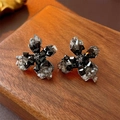 Clou d'oreille fleur avec cristaux noirs et blancs sur support de bijoux en bois - Noir-Contraste Noir et Blanc (HE23405)