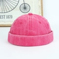 Détail d'un bonnet miki rose en toile lavée avec texture rétro et bord roulé élégant - Réglable / Rose rouge
