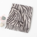 Schicker Schal mit Zebra-Print in Grau und Creme mit eleganten langen Fransen - Silbergrauer Tierdruck