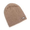 Detail der Wintermütze mit braunem Strick-Karomuster und Leder-Patch-Akzent - Khaki