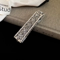 Dettaglio macro del bracciale a fiori cavi vintage con strass scintillanti e finitura argento - Stile Floreale Cavo / Argento-Fiore