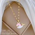 Detail van roze emaille walvis hanger aan gouden titanium stalen ketting met zirkoon - Roze Wit Emaille Walvis Stijl (B423)