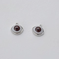 Makroaufnahme von versilberten Augen-Anhängern mit brauner Iris für die DIY-Schmuckherstellung - Silberfarben (Braunes Auge)